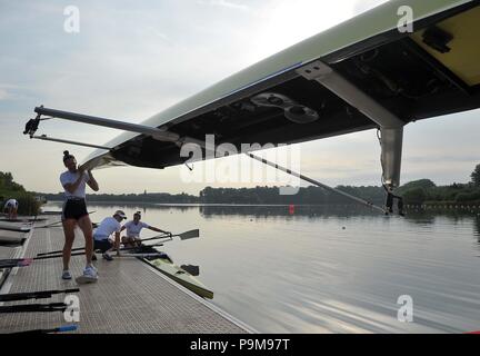 Redgrave Pinsent canottaggio sul lago, UK. Il 19 luglio 2018. Il team di ottenere pronto per la formazione. British canottaggio annuncio del team per i Campionati Europei a Glasgow2018. Redgrave Pinsent Remare sul lago. Berkshire. Regno Unito. 19/07/2018. Credito: Sport In immagini/Alamy Live News Foto Stock