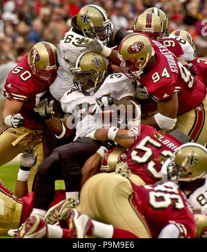 Novembre 11, 2001 - San Francisco, California, Stati Uniti - New Orleans Saints running back Ricky Williams (34) i tentativi di rendere i cantieri extra Domenica, 11 novembre 2001 a San Francisco, California. Il 49ers sconfitto i santi 28-27. (Credito Immagine: © Al Golub via ZUMA filo) Foto Stock