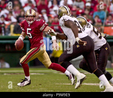 Novembre 11, 2001 - San Francisco, California, Stati Uniti - San Francisco 49ers quarterback Jeff Garcia (5) codifica fuori della tasca di Domenica, 11 novembre 2001 a San Francisco, California. Il 49ers sconfitto i santi 28-27. (Credito Immagine: © Al Golub via ZUMA filo) Foto Stock