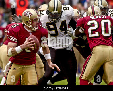 Novembre 11, 2001 - San Francisco, California, Stati Uniti - San Francisco 49ers quarterback Jeff Garcia (5) guarda per i ricevitori di Domenica, 11 novembre 2001 a San Francisco, California. Il 49ers sconfitto i santi 28-27. (Credito Immagine: © Al Golub via ZUMA filo) Foto Stock