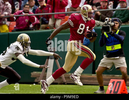 Novembre 11, 2001 - San Francisco, California, Stati Uniti - San Francisco 49ers wide receiver Terrell Owens (81) rende i cantieri extra lungo emarginare il Domenica, 11 novembre 2001 a San Francisco, California. Il 49ers sconfitto i santi 28-27. (Credito Immagine: © Al Golub via ZUMA filo) Foto Stock