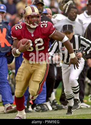 Novembre 11, 2001 - San Francisco, California, Stati Uniti - San Francisco 49ers running back Kevan Barlow (32) rende 62 yard girare per il touchdown di Domenica, 11 novembre 2001 a San Francisco, California. Il 49ers sconfitto i santi 28-27. (Credito Immagine: © Al Golub via ZUMA filo) Foto Stock