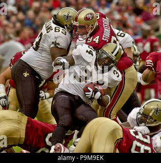 Novembre 11, 2001 - San Francisco, California, Stati Uniti - New Orleans Saints running back Ricky Williams (34) i tentativi di rendere i cantieri extra Domenica, 11 novembre 2001 a San Francisco, California. Il 49ers sconfitto i santi 28-27. (Credito Immagine: © Al Golub via ZUMA filo) Foto Stock