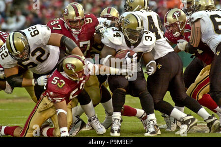 Novembre 11, 2001 - San Francisco, California, Stati Uniti - New Orleans Saints running back Ricky Williams (34) i tentativi di rendere i cantieri extra Domenica, 11 novembre 2001 a San Francisco, California. Il 49ers sconfitto i santi 28-27. (Credito Immagine: © Al Golub via ZUMA filo) Foto Stock