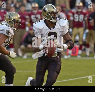 Novembre 11, 2001 - San Francisco, California, Stati Uniti - New Orleans Saints quarterback Aaron Brooks (2) codifica nel quarto trimestre nel tentativo di vincere il gioco di Domenica, 11 novembre 2001 a San Francisco, California. Il 49ers sconfitto i santi 28-27. (Credito Immagine: © Al Golub via ZUMA filo) Foto Stock