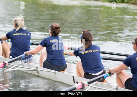 Cambridge Regno Unito, 2018-07-19, vogatori erano in concorrenza nella città rigonfiamenti sulla terza notte di Quattro Notte evento. La manifestazione annuale è trattenuto sul fiume Camin Cambridge. Credito: Kevin Hodgson/Alamy Live News Foto Stock