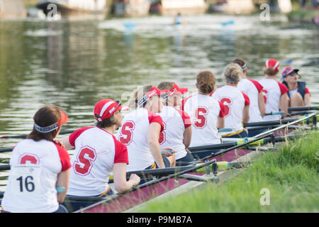 Cambridge Regno Unito, 2018-07-19, vogatori erano in concorrenza nella città rigonfiamenti sulla terza notte di Quattro Notte evento. La manifestazione annuale è trattenuto sul fiume Camin Cambridge. Credito: Kevin Hodgson/Alamy Live News Foto Stock