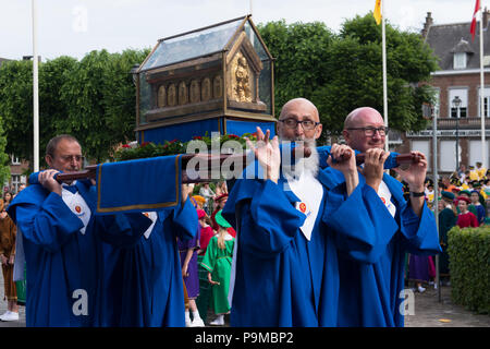 I partecipanti di processione di auto d'o sul modo di Saint Waltrude Collegiata il 27 maggio 2018 a Mons in Belgio Foto Stock