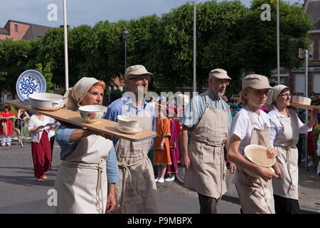 I partecipanti di processione di auto d'o sul modo di Saint Waltrude Collegiata il 27 maggio 2018 a Mons in Belgio Foto Stock