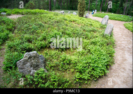 Cirle in pietra di epoca preistorica Goth sepoltura Rezerwat przyrody Kamienne Kregi (circoli di pietra riserva naturale) dal I al III secolo D.C. in Odry, Polonia Foto Stock