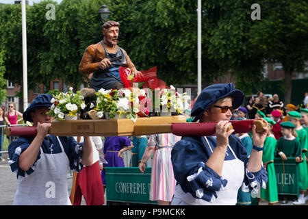 I partecipanti di processione di auto d'o sul modo di Saint Waltrude Collegiata il 27 maggio 2018 a Mons in Belgio Foto Stock