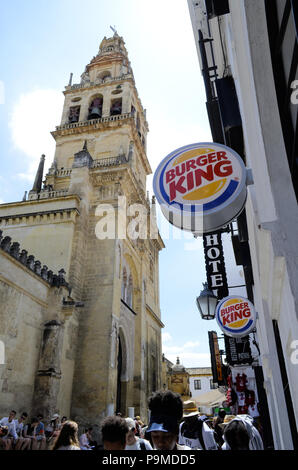 Burger King in Calle Cardenal di fronte alla Cattedrale / Moschea di Córdoba, Spagna; fast food in Spagna. Foto Stock
