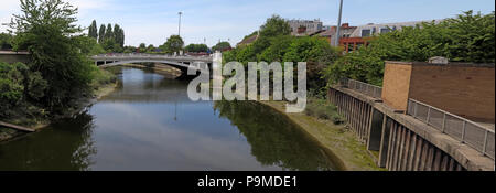 White ponte sopra il fiume Mersey a Bridgefoot, Warrington, Cheshire, North West England, Regno Unito , WA1 1WA Foto Stock