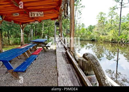 Vista di un un'area picnic che siede su un dock lungo Old Fort Bayou in Ocean Springs, MS Foto Stock