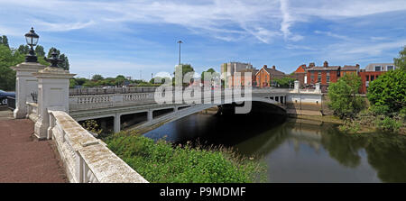 White ponte sopra il fiume Mersey a Bridgefoot, Warrington, Cheshire, North West England, Regno Unito , WA1 1WA Foto Stock