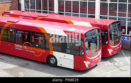 Warringtons proprio autobus, deposito principale, Wilderspool Causeway, Cheshire, North West England, Regno Unito Foto Stock