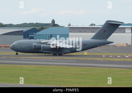 ZZ171, un Boeing C-17A Globemaster C1 azionato dalla Royal Air Force (RAF), presso l'Aeroporto di Prestwick in Ayrshire. Foto Stock