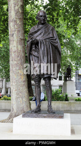 La statua in bronzo del Mahatma Gandhi in piazza del Parlamento, Westminster, London, è opera dello scultore Philip Jackson. Foto Stock