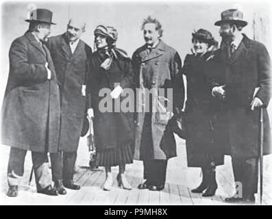 109 Albert Einstein con Elsa Foto Stock