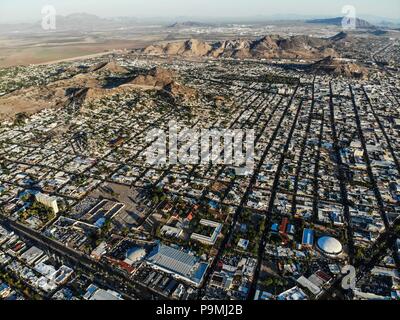 Vista aérea de la colonia Modelo de Hermosillo foto: (NortePhoto / LuisGutierrez) ... Parole chiave: dji, aérea, djimavic, mavicair, foto aerea, la fotografia aerea, Paisaje urbano, fotografia aérea, foto aérea, urbanístico urbano, urban, plano, arquitectura, arquitectura, diseño, diseño arquitectónico, arquitectónico, urbe, ciudad, capitale, luz de dia, dia urbe, ciudad, Hermosillo, paesaggio urbano, paesaggio urbano Foto Stock