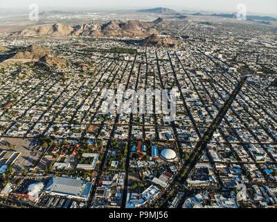 Vista aérea de la colonia Modelo de Hermosillo foto: (NortePhoto / LuisGutierrez) ... Parole chiave: dji, aérea, djimavic, mavicair, foto aerea, la fotografia aerea, Paisaje urbano, fotografia aérea, foto aérea, urbanístico urbano, urban, plano, arquitectura, arquitectura, diseño, diseño arquitectónico, arquitectónico, urbe, ciudad, capitale, luz de dia, dia urbe, ciudad, Hermosillo, paesaggio urbano, paesaggio urbano Foto Stock