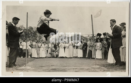 132 Anne Hall, Mount Holyoke College di classe 1910, alto saltando. Foto Stock