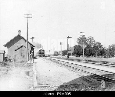 . Inglese: Atchison, Topeka & Santa Fe Azienda ferroviaria depot in Clements, Kansas. circa 1880-1900 163 Atchison, Topeka &AMP; Santa Fe Azienda ferroviaria depot - Clements, Kansas (circa 1880-1900) Foto Stock