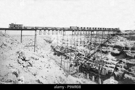 . Inglese: Atchison, Topeka & Santa Fe Azienda ferroviaria's Canyon Diablo bridge. circa 1883-1903 163 Atchison, Topeka &AMP; Santa Fe Azienda ferroviaria's Canyon Diablo bridge.jpj Foto Stock