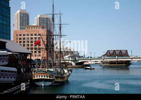Vista su Boston Tea Party di navi e Museo da Congress Street Foto Stock