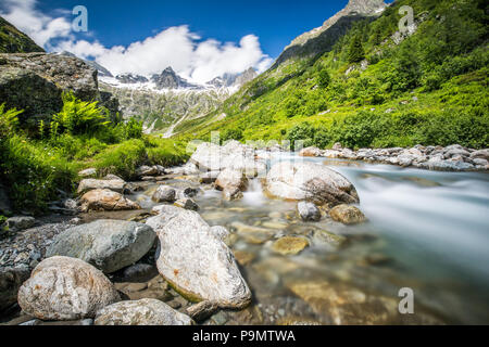 Fiume Gorezmettlenbach con Alpi Svizzere (Wandenhorn, Grassengrat e Chlo Spannort) su Sustenpass, Svizzera, Europa. Foto Stock