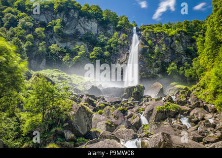 Cascata di Foroglio con Alpi Svizzere nel canton Ticino, Val Bavona, Svizzera, Europa. Foto Stock