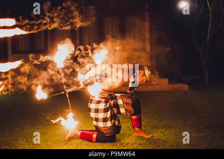 UBUD, Indonesia - 29 dicembre 2017: tradizionale Balinese con ballo fire show a sera beach party Foto Stock