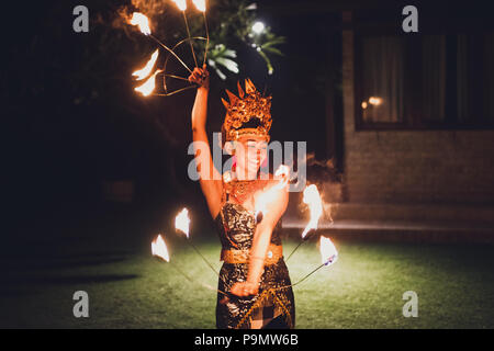 UBUD, Indonesia - 29 dicembre 2017: tradizionale Balinese con ballo fire show a sera beach party Foto Stock