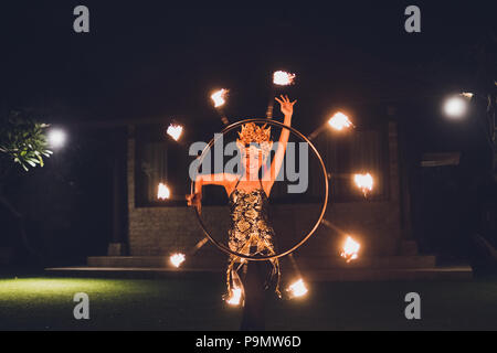 UBUD, Indonesia - 29 dicembre 2017: tradizionale Balinese con ballo fire show a sera beach party Foto Stock