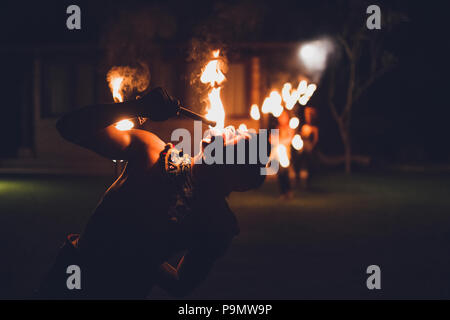 UBUD, Indonesia - 29 dicembre 2017: tradizionale Balinese con ballo fire show a sera beach party Foto Stock