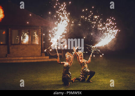 UBUD, Indonesia - 29 dicembre 2017: tradizionale Balinese con ballo fire show a sera beach party Foto Stock