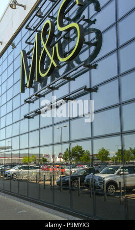 Segno di grandi dimensioni sulla parte esterna del vetro frontale ramo di Marks & Spencer sul retail park di Leckwith nella periferia di Cardiff. Foto Stock