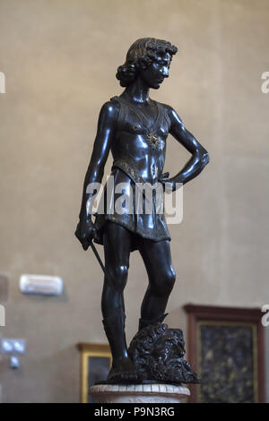 Statua di bronzo del David dal Rinascimento italiano scultore Andrea del Verrocchio (ca. 1466-1469) sul display al Museo Nazionale del Bargello (Museo Nazionale del Bargello di Firenze, Toscana, Italia. Foto Stock