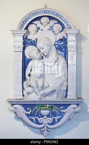 La Madonna e il Bambino, anche noto come Madonna del cuscino. Terracotta invetriata sollievo da italiana scultori del Rinascimento Andrea della Robbia e Giovanni della Robbia (1495) sul display al Museo Nazionale del Bargello (Museo Nazionale del Bargello di Firenze, Toscana, Italia. Foto Stock