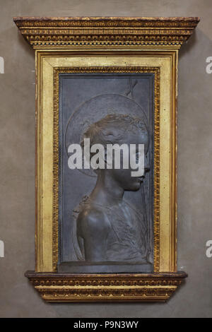 San Giovanni Battista raffigurato in pietra arenaria sollievo dal Rinascimento italiano scultore Desiderio da Settignano (1450-1455) sul display al Museo Nazionale del Bargello (Museo Nazionale del Bargello di Firenze, Toscana, Italia. Foto Stock