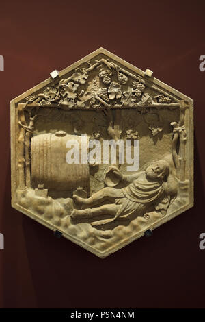 Ebbrezza di Noè come personificazione dell'accattonaggio della viticoltura rappresentata in rilievo esagonale dal Rinascimento italiano scultore Andrea Pisano e assistenti (1343-1348) dal il Campanile di Giotto (Campanile di Giotto), ora in mostra nel Museo dell'Opera del Duomo (Museo dell'Opera del Duomo di Firenze) in Firenze, Toscana, Italia. Foto Stock