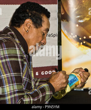 Philadelphia, PA, Stati Uniti d'America. 3 Marzo, 2018. American Singer-Songwriter Smokey Robinson bottiglia firma presso il Pennsylvania Convention Center. Foto Stock