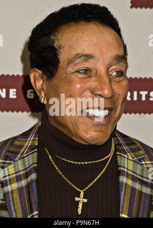 Philadelphia, PA, Stati Uniti d'America. 3 Marzo, 2018. American Singer-Songwriter Smokey Robinson bottiglia firma presso il Pennsylvania Convention Center. Foto Stock