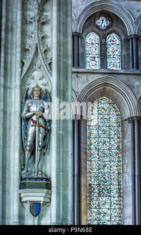 Statua e arco presso la Cattedrale di Salisbury nel Wiltshire Foto Stock