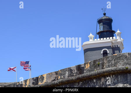 San Juan, Porto Rico - 02 Aprile 2014: faro del Castillo San Felipe del Morro nella vecchia San Juan, Puerto Rico. Foto Stock