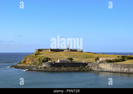 San Juan, Porto Rico - 02 Aprile 2014: vista dall'oceano della storica Castillo San Felipe del Morro sul litorale della Vecchia San Juan. Foto Stock