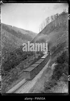 317 treno su una curva ascendente la pendenza Rimutaka ATLIB 274546 Foto Stock