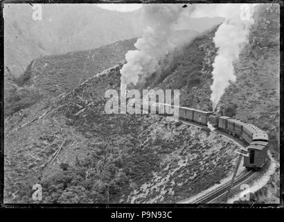 317 treno su una curva ascendente la pendenza Rimutaka ATLIB 274573 Foto Stock