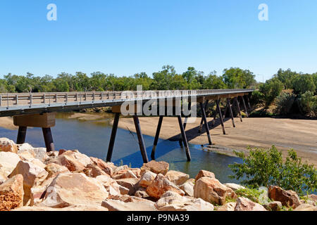Il traffico su strada ponte sopra il fiume Fitzroy, Fitzroy Crossing, Kimberley,Northwest Australia Foto Stock