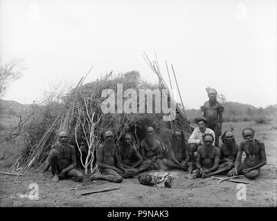 328 Walter Baldwin Spencer e Francis J Gillen - Baldwin Spencer seduto con il Arrernte anziani, Alice Springs, Australia centrale, 1896. - Foto Stock